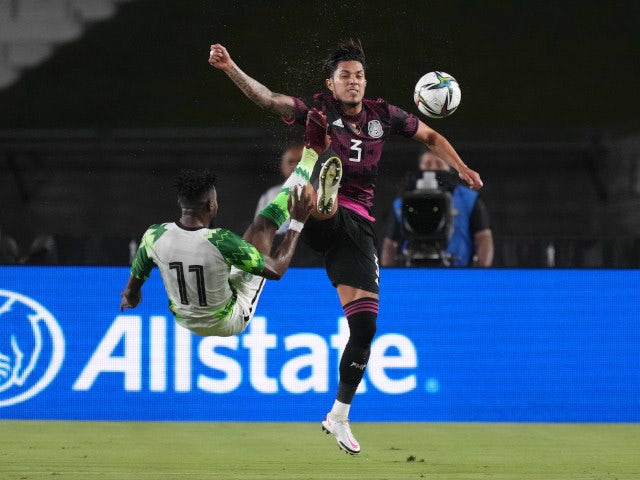 El defensa mexicano Carlos Salcedo jugando en julio de 2021.