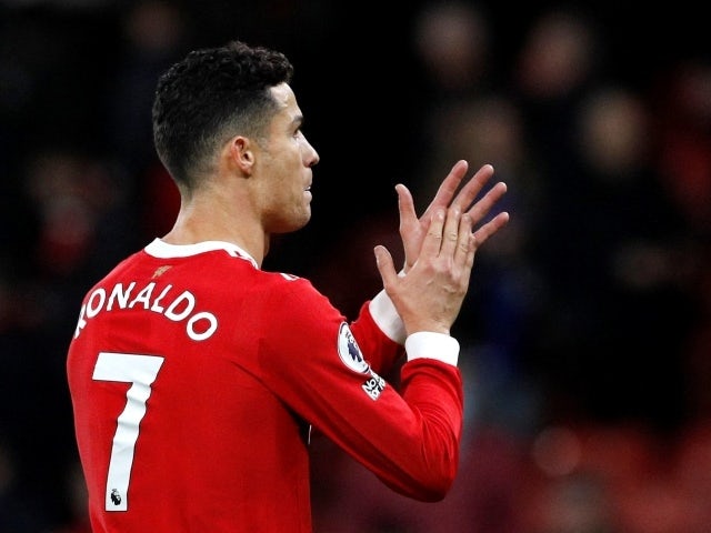 El jugador del Manchester United Cristiano Ronaldo aplaude después del partido 3 de enero de 2022