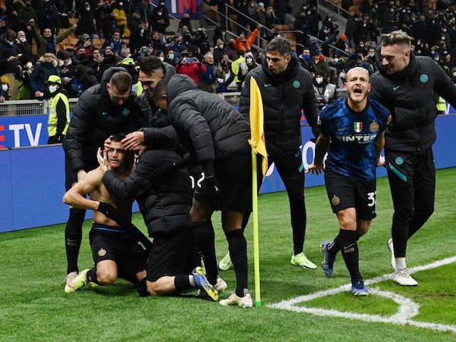 Inter Milan's Alexis Sanchez celebrates winning the Italian Super Cup with teammates on January 12, 2022