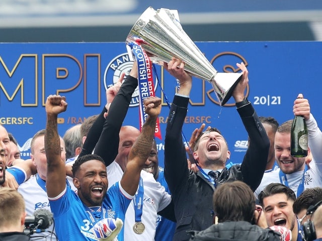 Rangers manager Steven Gerrard and Jermain Defoe celebrate with the Scottish Premiership trophy on May 15, 2021