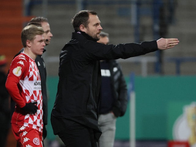 Mainz 05 coach Bo Svensson reacts on January 18, 2022