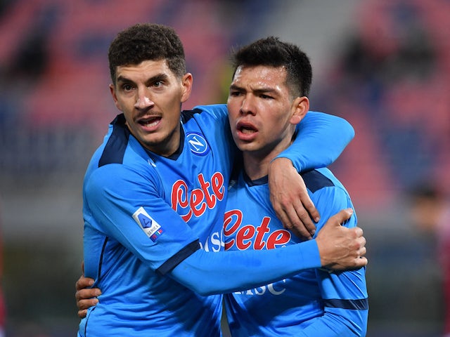 Hirving Lozano del Napoli festeggia il primo gol con Giovanni Di Lorenzo il 17 gennaio 2022