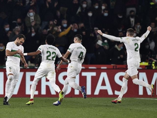Elche's Gonzalo Verdu celebrates scoring their first goal with teammates on January 20, 2022