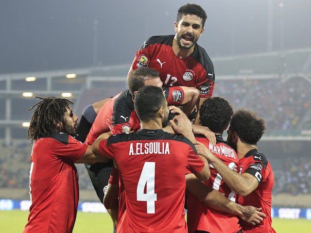 Mohamed Abdelmonem, do Egito, comemora seu primeiro gol com seus companheiros de equipe em 19 de janeiro de 2022