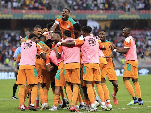 يحتفل نيكولاس بيبي لاعب ساحل العاج بتسجيل هدفه الثالث مع زملائه في 20 يناير 2022