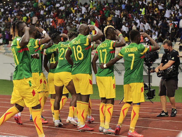 Mali players celebrate their first goal scored by Massadio Haidara on January 20, 2022