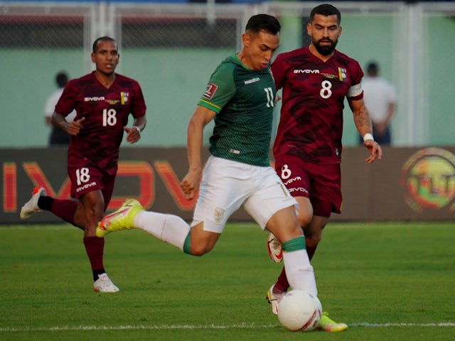 Bolivia's Bruno Miranda in action with Venezuela's Tomas Rincon on January 28, 2022