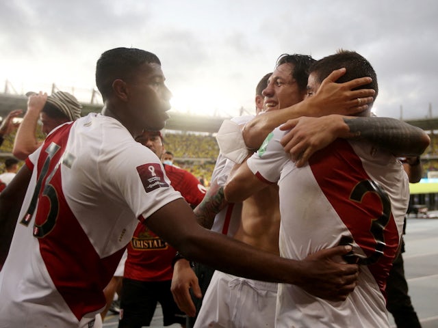 Los jugadores de Perú celebran después del partido el 28 de enero de 2022