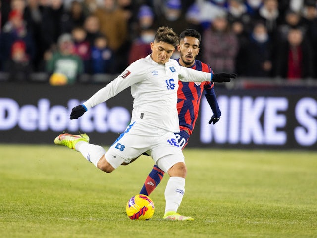 El defensor salvadoreño Eduardo Vigil (16) patea el balón mientras el delantero de Estados Unidos Jesús Ferreira (20) defiende durante el partido clasificatorio para la Copa Mundial de CONCACAF en el Estadio Lower.com el 27 de enero de 2022