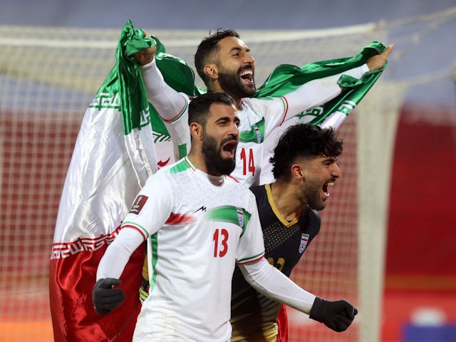 이란의 사만 카두스와 호세인 키나니가 2022년 1월 27일 월드컵 본선 진출 후 기뻐하고 있다.