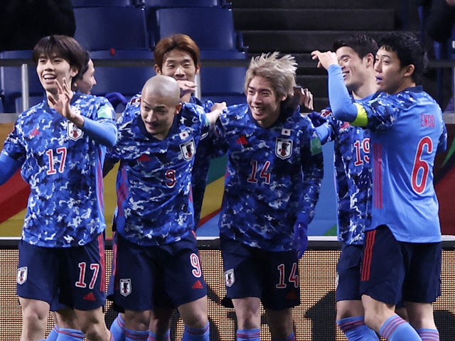 2022年1月27日、日本の伊藤淳也が仲間たちと一緒に2度目のゴールを決めた後、喜んでいる。