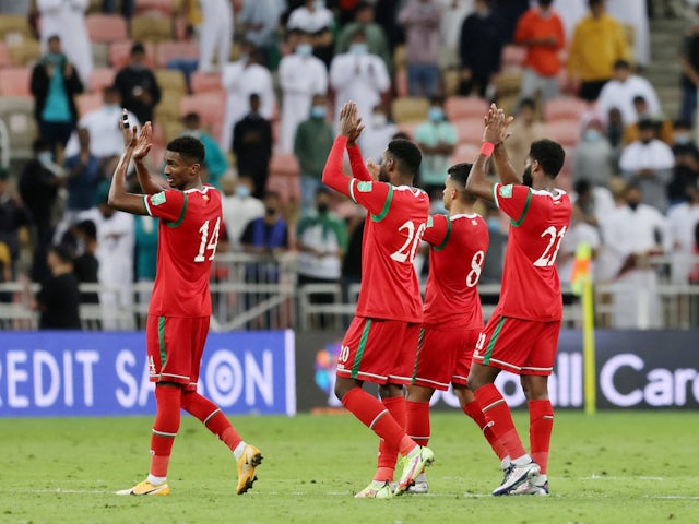 Omanische Spieler applaudieren den Fans nach dem Spiel am 27. Januar 2022