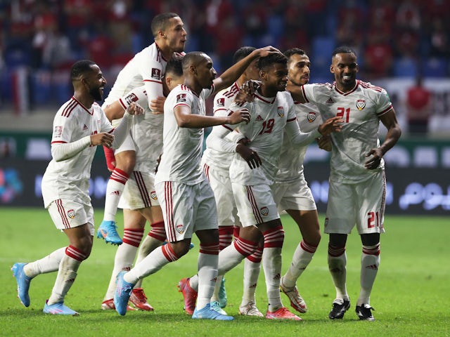 Yahya Al Ghassani ze Zjednoczonych Emiratów Arabskich świętuje strzelenie drugiego gola ze swoimi kolegami z drużyny 27 stycznia 2022 r.