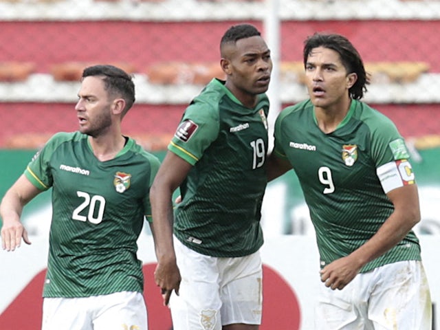 El jugador boliviano Mark Enumba celebra marcar su primer gol con sus compañeros el 1 de febrero de 2022