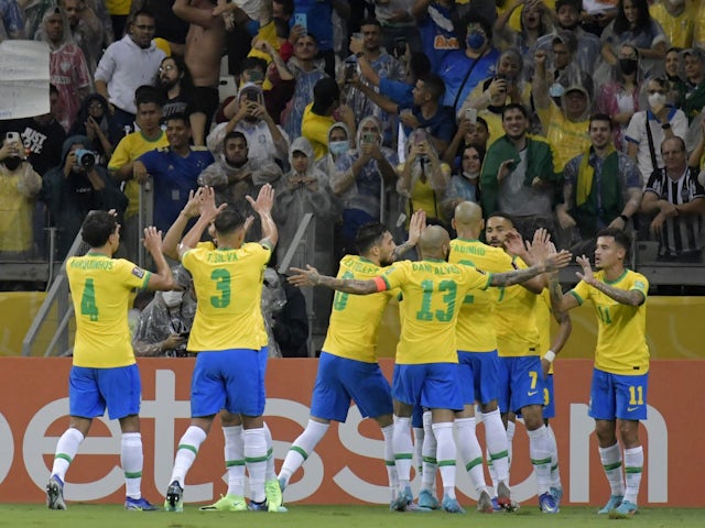 Il brasiliano Raphinha festeggia il suo primo gol con i compagni di squadra il 1° febbraio 2022