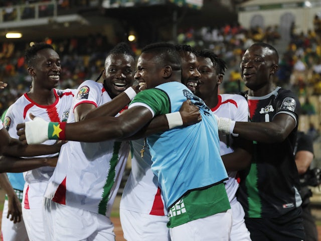 Steeve Yago của Burkina Faso ăn mừng bàn thắng đầu tiên cùng đồng đội vào ngày 5/2/2022