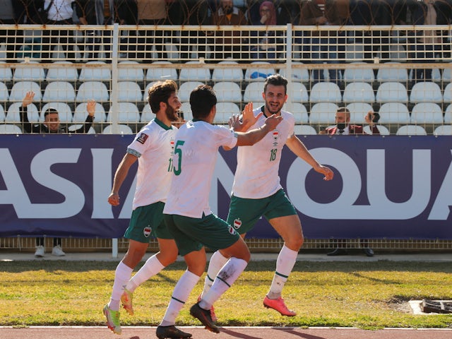 Ayman Hussein célèbre son premier but avec ses coéquipiers le 1er février 2022