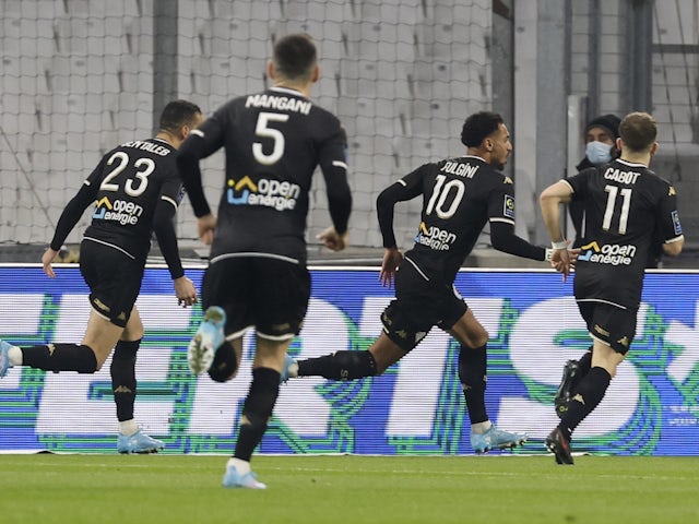 Angelo Fulgini de Angers celebra marcar su primer gol con Jimmy Cabot, Nabil Bentaleb y Thomas Mangani el 4 de febrero de 2022