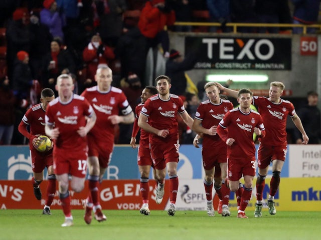 Aberdeen's Lewis Ferguson celebrates with his team-mates after scoring the second goal on 9 February 2022