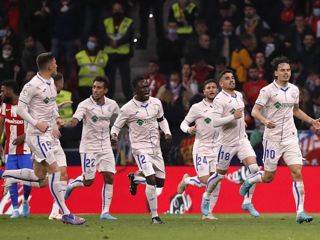 Enes Unal del Getafe celebra marcar su segundo gol con sus compañeros el 12 de febrero de 2022