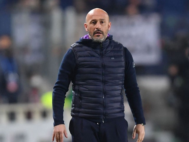 Fiorentina coach Vincenzo Italiano reacts on February 10, 2022