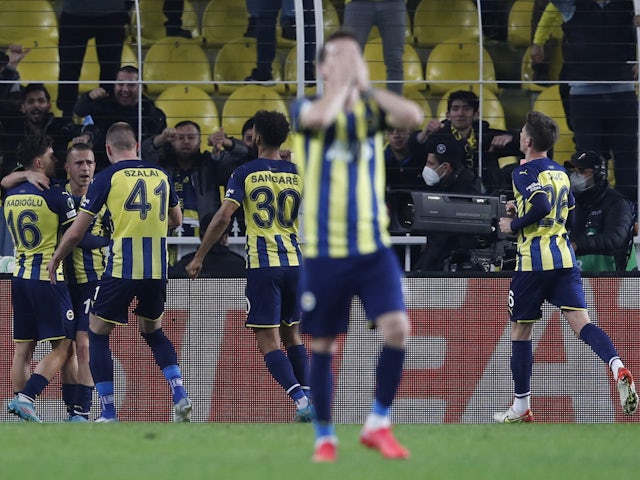 Fenerbahçeli Dimitris Bilkas, 17 Şubat 2022'de takım arkadaşlarıyla ilk golünü atmayı kutluyor.