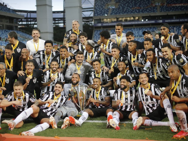 Atletico Mineiro players celebrate with the trophy after winning the final on February 20, 2022
