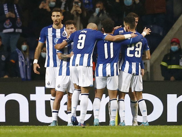 Antonio Martinez do Porto comemora o seu primeiro golo com os seus companheiros a 17 de fevereiro de 2022