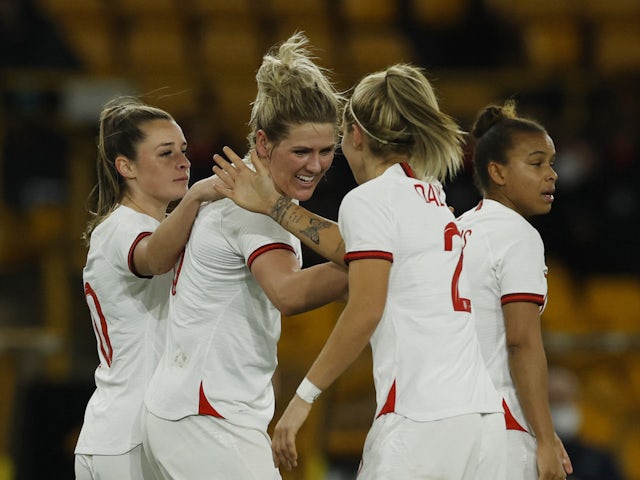L'Angleterre féminine Millie Bright célèbre son deuxième but avec ses coéquipières le 23 février 2022