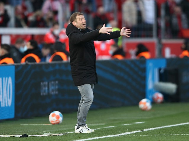 Arminia Bielefeld coach Frank Kramer reacts on February 26, 2022