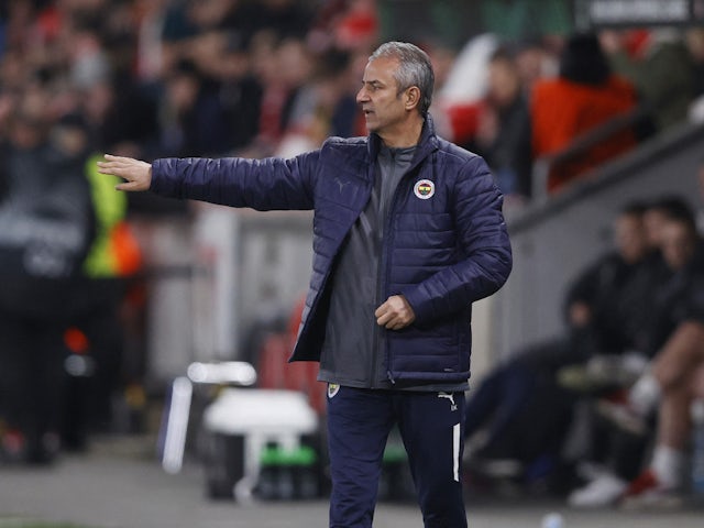 Fenerbahce coach Ismail Kartal reacts on February 24, 2022