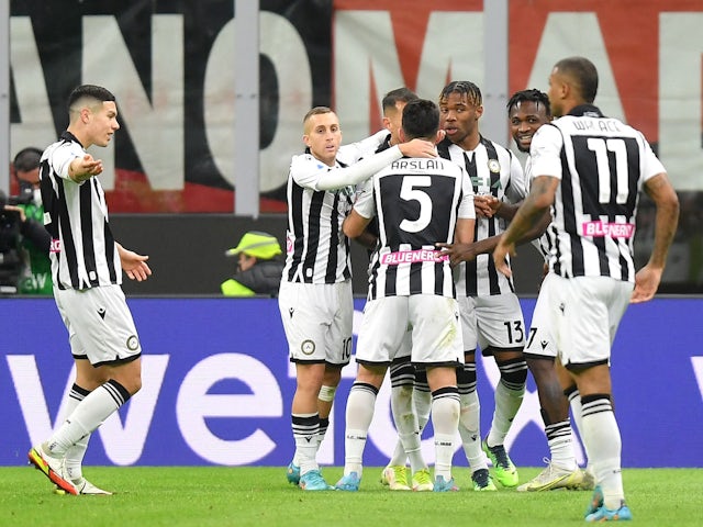 Destiny Odoji de la Udinese sărbătorește că a marcat primul său gol cu ​​colegii săi pe 25 februarie 2022
