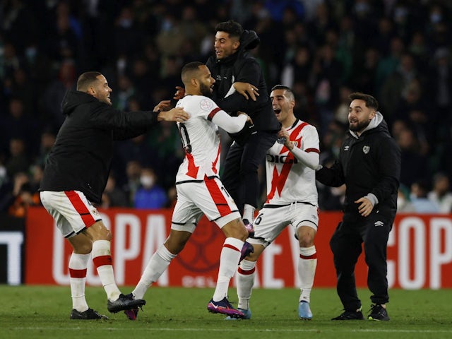 Pepe del Rayo Vallecano celebra marcar su primer gol con sus compañeros el 3 de marzo de 2022