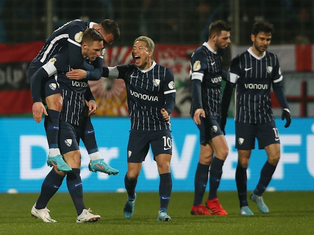 VfL Bochum's Sebastian Poulter celebrates his first goal with his teammates on 2 March 2022
