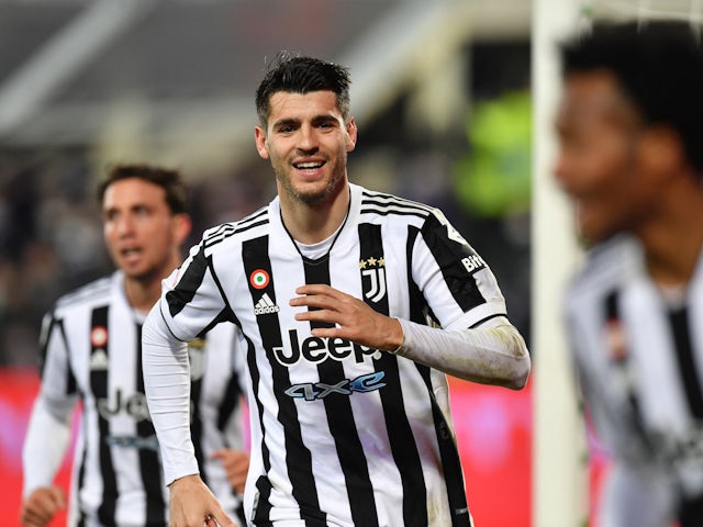 Álvaro Morata de la Juventus celebró después de que Lorenzo Venutti de la Fiorentina anotara un gol en propia meta y el primero para la Juventus el 2 de marzo de 2022.