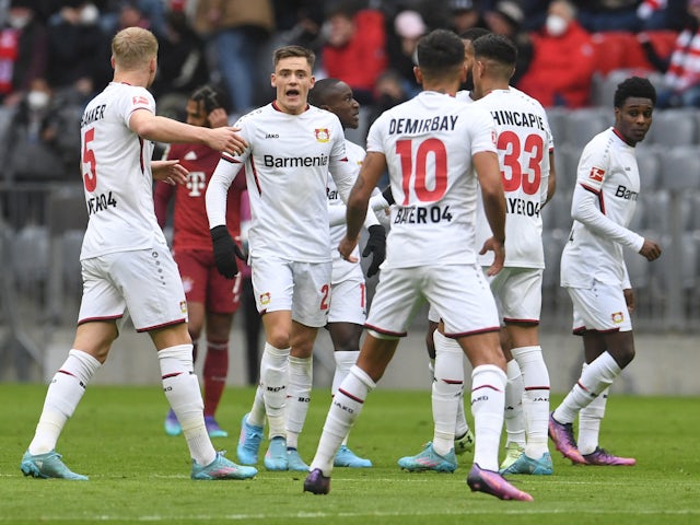 Bayer Leverkusens Florian Wirtz, Kerem Demirbay, Piero Hincapie und Mitchel Bakker feiern, nachdem Bayern Münchens Thomas Müller am 5. März 2022 ein Eigentor erzielt hat.