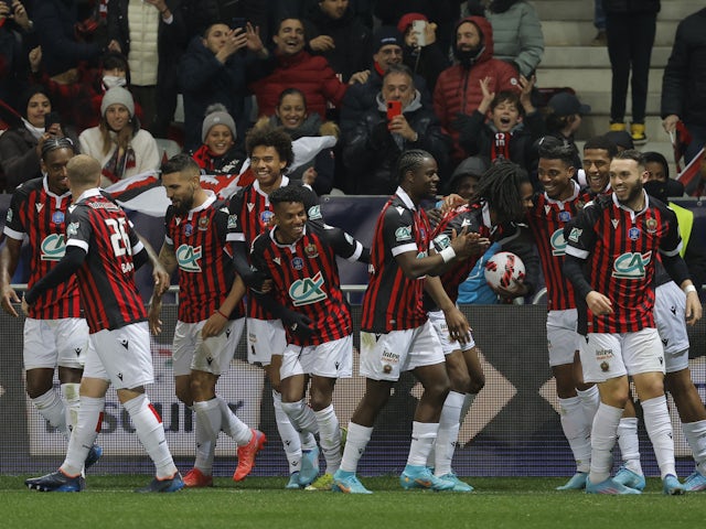 Amine Gouiri de Niza celebra marcar su primer gol con sus compañeros el 1 de marzo de 2022