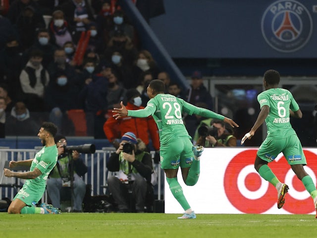 Denis Bouanga de Saint-Etienne celebra marcar su primer gol el 26 de febrero de 2022