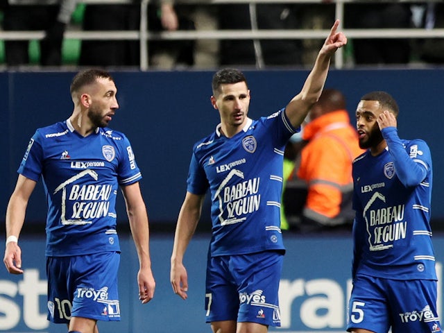 Yoann Touzghar di Troyes festeggia il suo primo gol con i compagni di squadra il 27 febbraio 2022