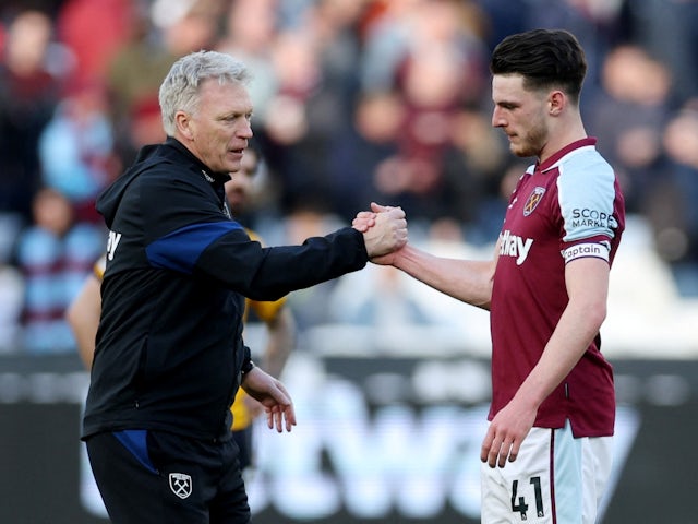 West Ham United manager David Moyes shakes hands with Declan Rice after the match on February 27, 2022 