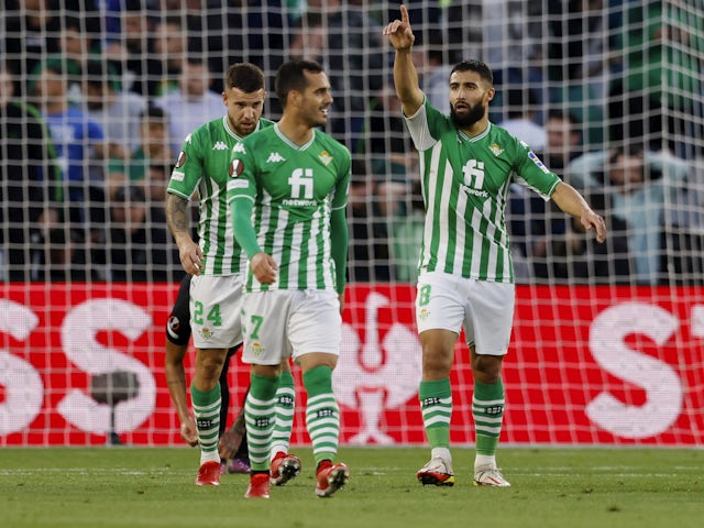 Nabil Fekir del Real Betis celebra marcar su primer gol con Juanmi y Aitor Ruibal el 9 de marzo de 2022.