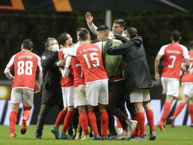 Braga's Vitor Oliveira celebrates with Fabiano Silva, Paulo Oliveira, Andre Castro and the rest of the team after scoring the second goal on 10 March 2022
