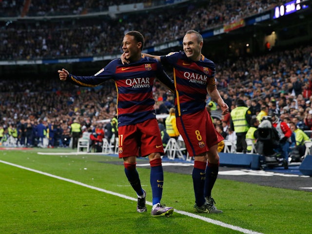 Neymar e Andrés Iniesta no jogo do Barcelona em 2015