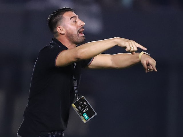 Olimpia coach Julio Cesar Caceres during the match on March 16, 2022