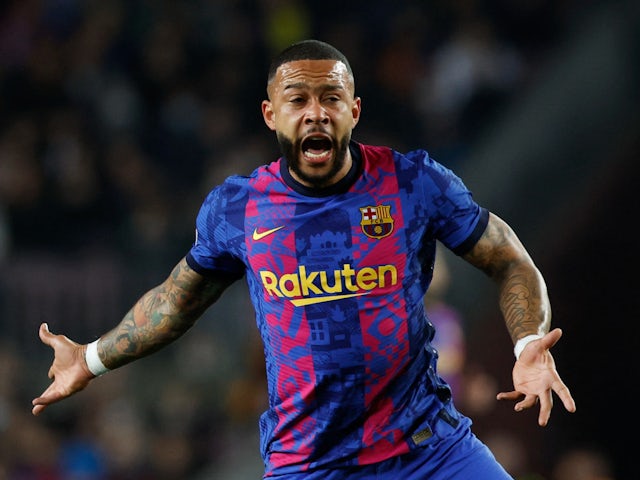 Barcelona 'want Depay replacement before sale'