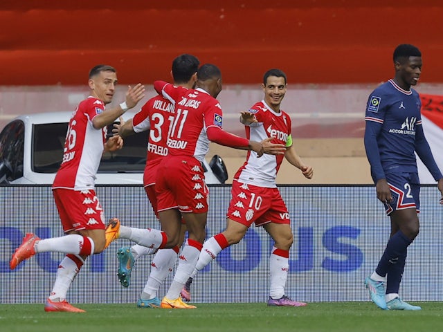 Kevin Volland de Mónaco celebra marcar su segundo gol con sus compañeros el 20 de marzo de 2022