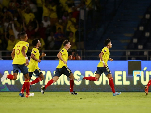 El colombiano Luis Díaz celebra marcar su primer gol con sus compañeros el 24 de marzo de 2022