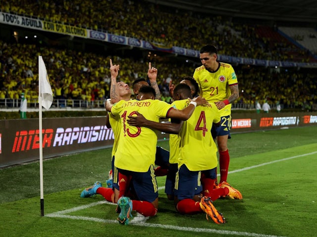 Mateus Uribe de Colombia celebra marcar el tercer gol con sus compañeros el 24 de marzo de 2022
