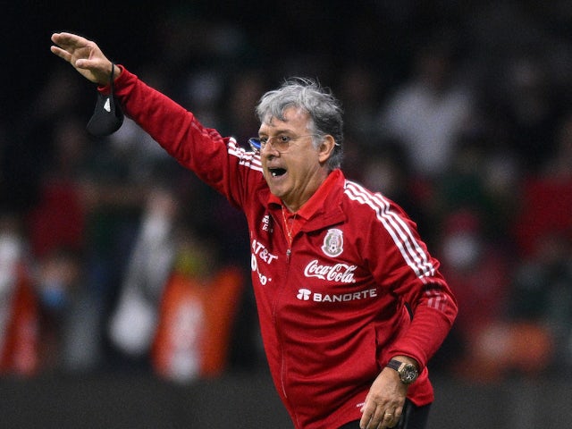 El entrenador de México, Gerardo Martino, apunta desde la línea de banda durante la segunda mitad contra Estados Unidos durante un partido de clasificación para la Copa Mundial de la FIFA en el Estadio Azteca el 25 de marzo de 2022.
