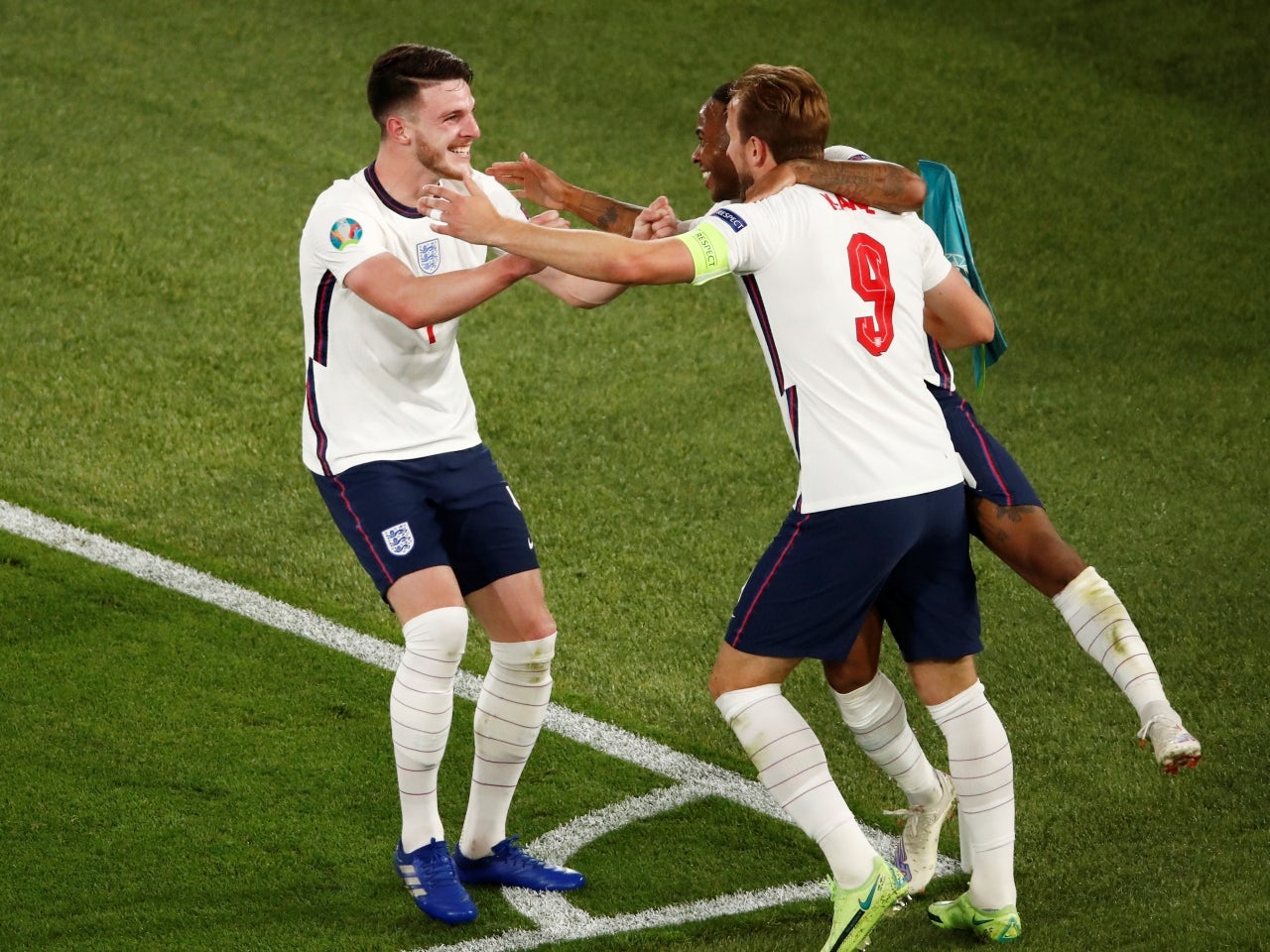 Tottenham Hotspur Harry Kane England Captain 2019 Soccer Calendar & Scarf Gift Set 